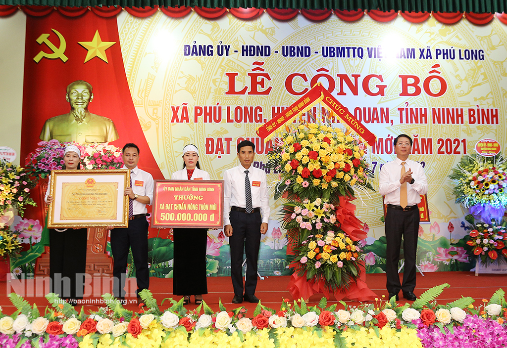 Phú Long đón Bằng công nhận xã đạt chuẩn Nông thôn mới